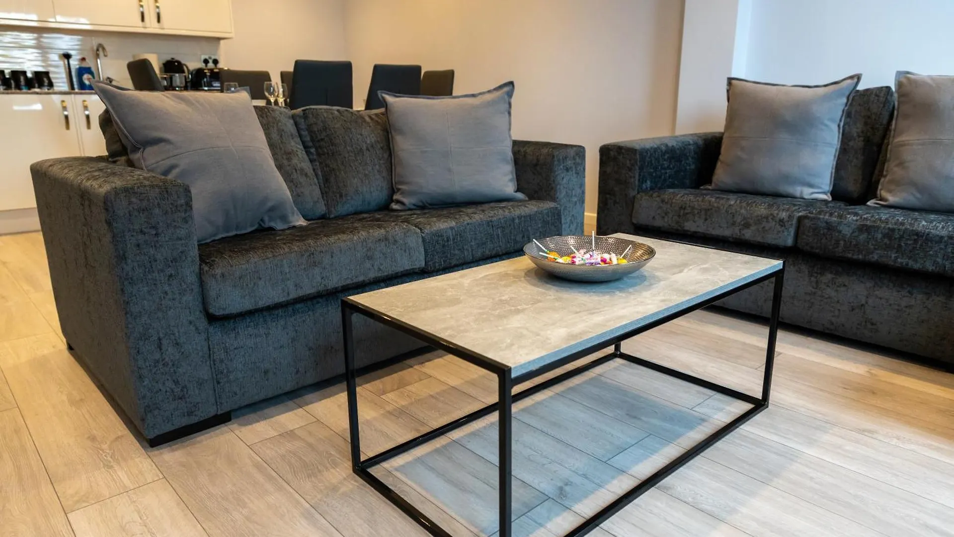 2-Bedroom Flats Near Heathrow That Are Cozy Ciean Secure Cranford Apartment