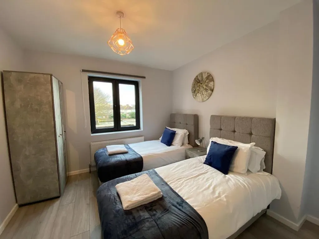2-Bedroom Flats Near Heathrow That Are Cozy Ciean Secure Cranford 0*,