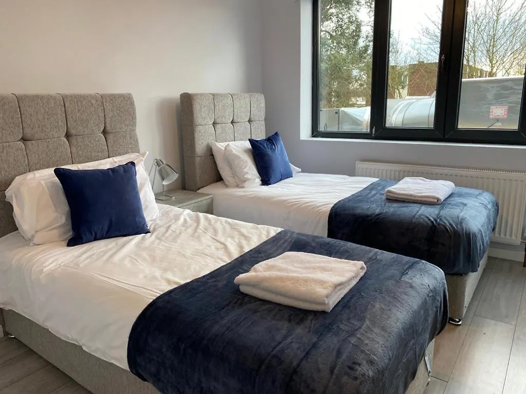 2-Bedroom Flats Near Heathrow That Are Cozy Ciean Secure Cranford Apartment