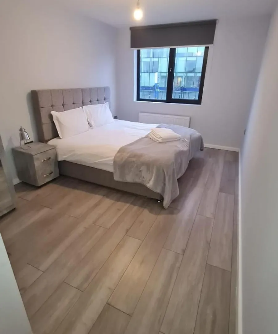 2-Bedroom Flats Near Heathrow That Are Cozy Ciean Secure Cranford Apartment