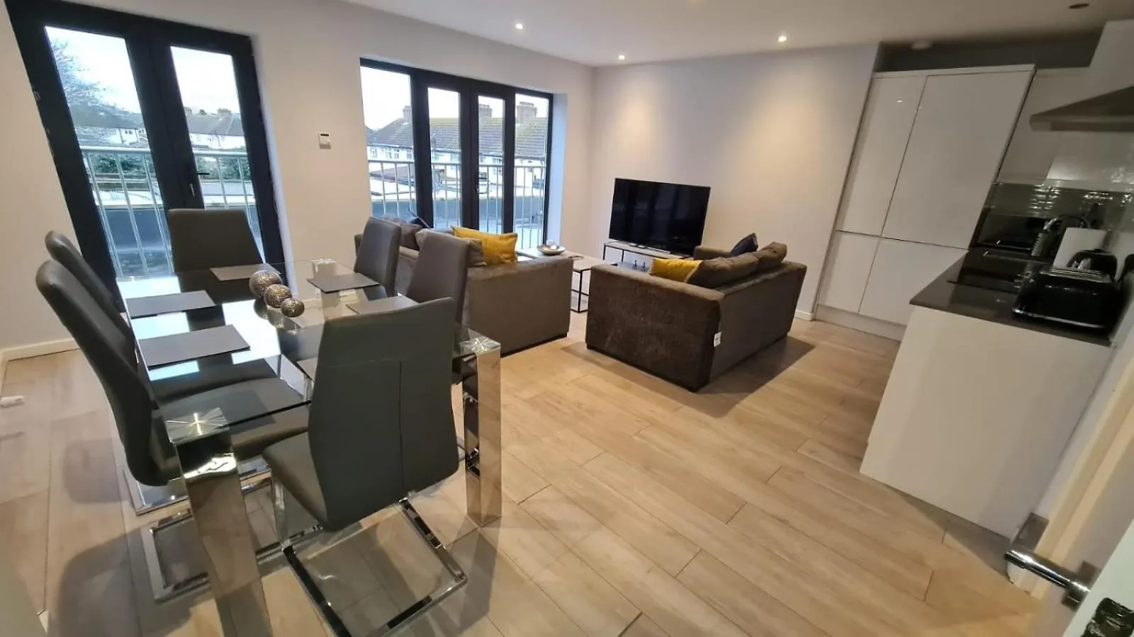 Apartment 2-Bedroom Flats Near Heathrow That Are Cozy Ciean Secure Cranford United Kingdom