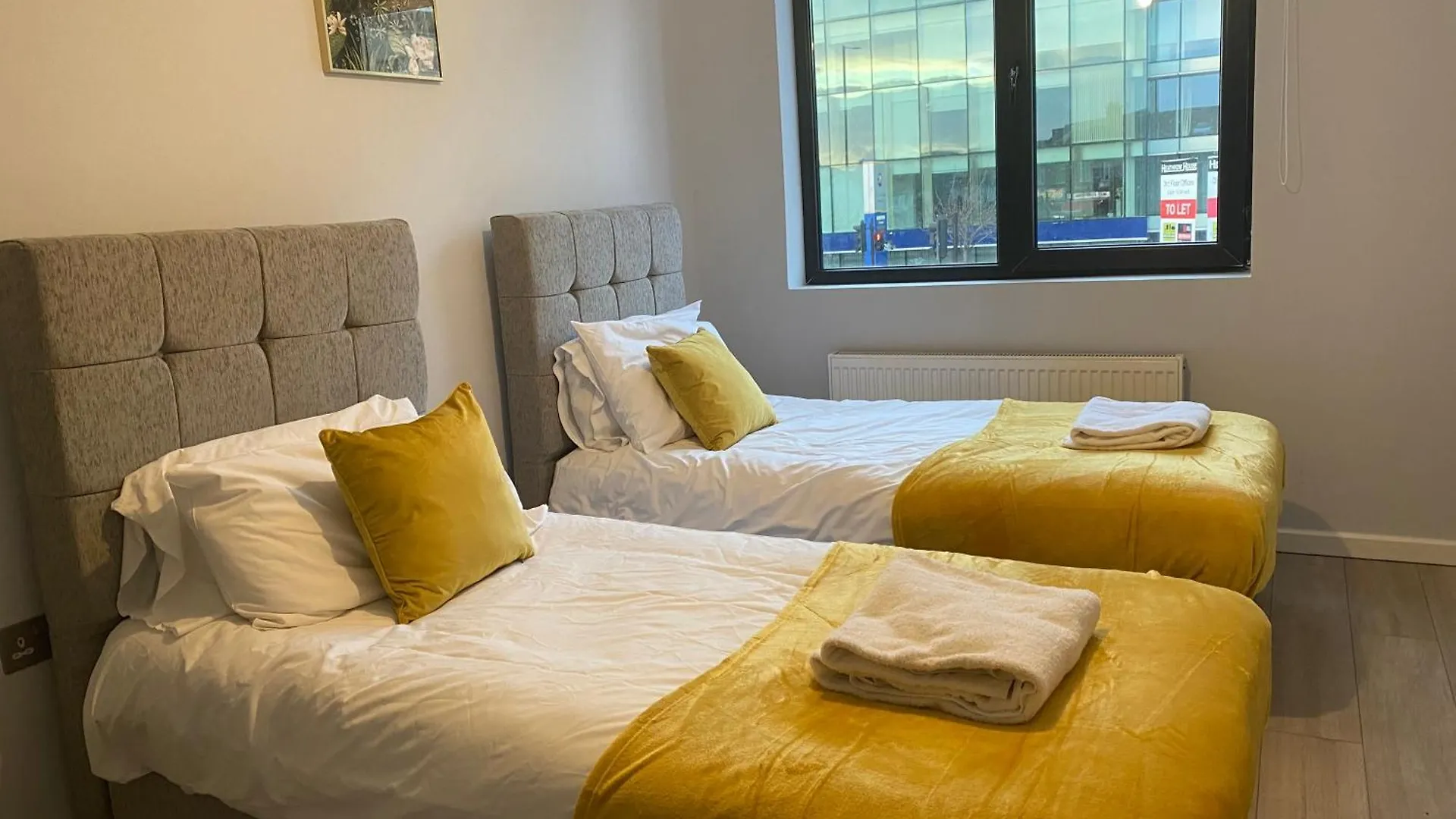 Apartment 2-Bedroom Flats Near Heathrow That Are Cozy Ciean Secure Cranford
